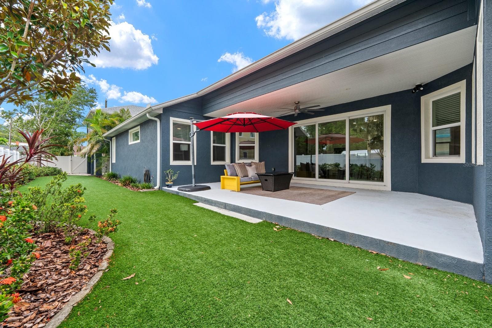 Covered outdoor living seamlessly extends the home - 1028 5TH ST N, ST PETERSBURG