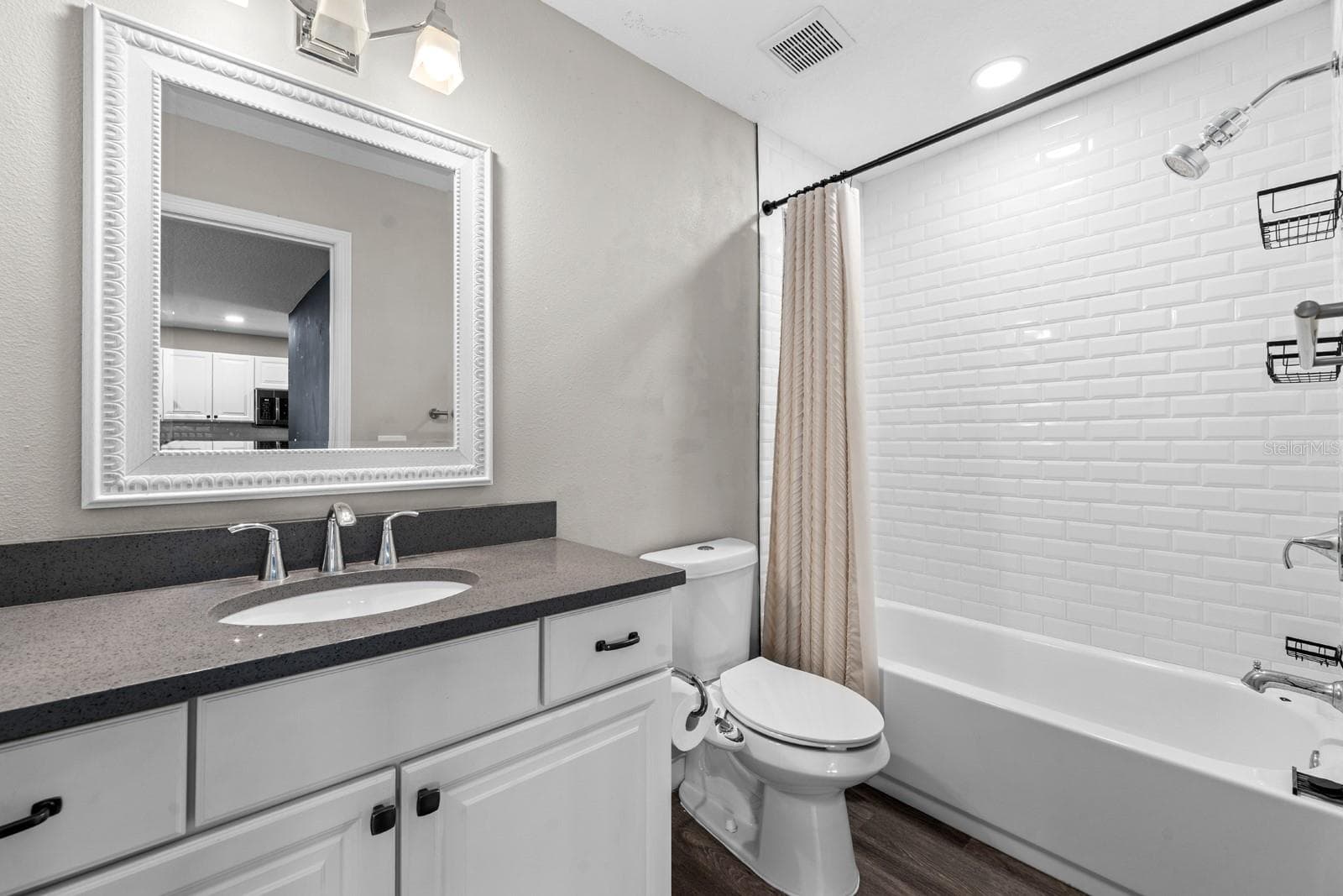 Full bath within the guest residence - 1028 5TH ST N, ST PETERSBURG