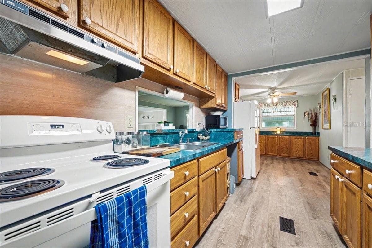 Manufactured Home at 104 EDGEWATER RD, SATSUMA, photo 11 of 73