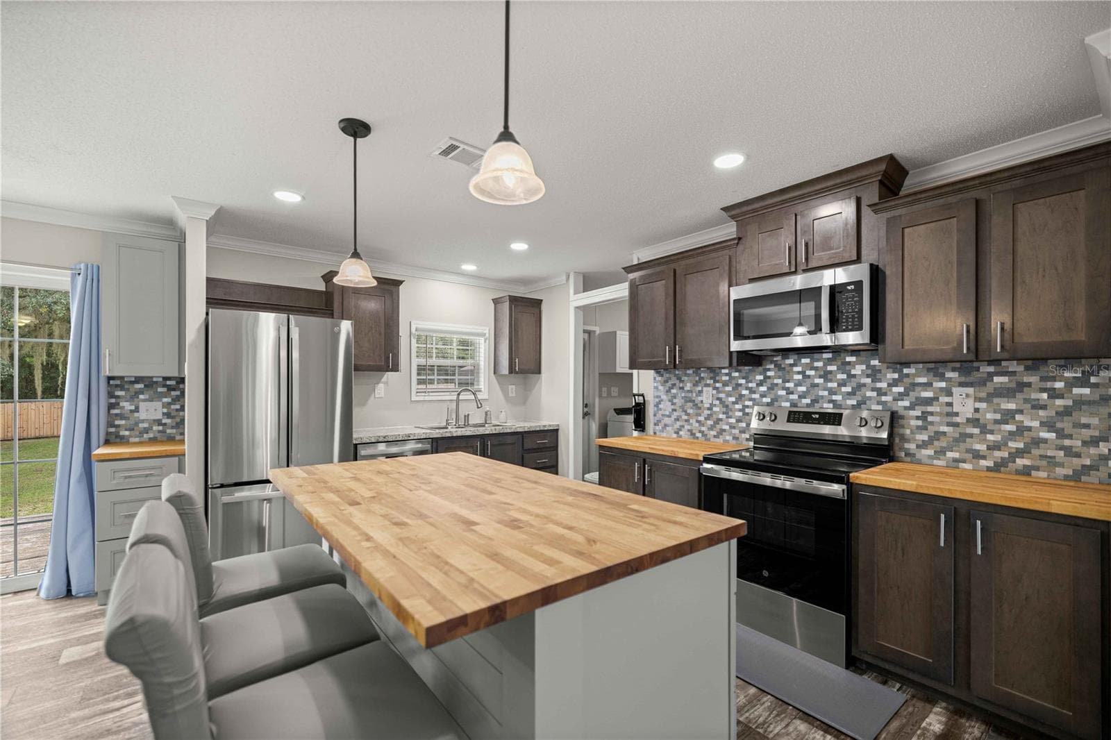 Manufactured Home at 122 SE 70TH CIR, OCALA, photo 5 of 33
