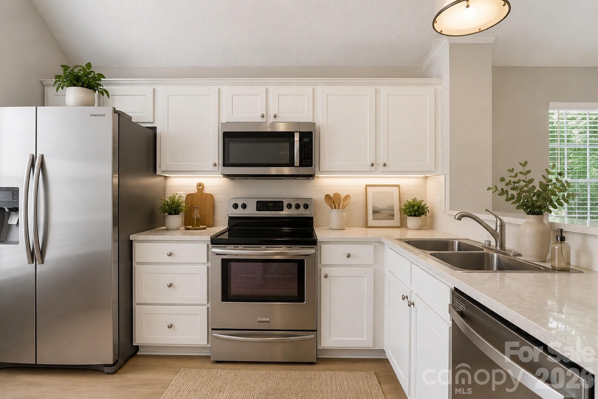 Bright Kitchen - 932 Heritage Parkway, Fort Mill