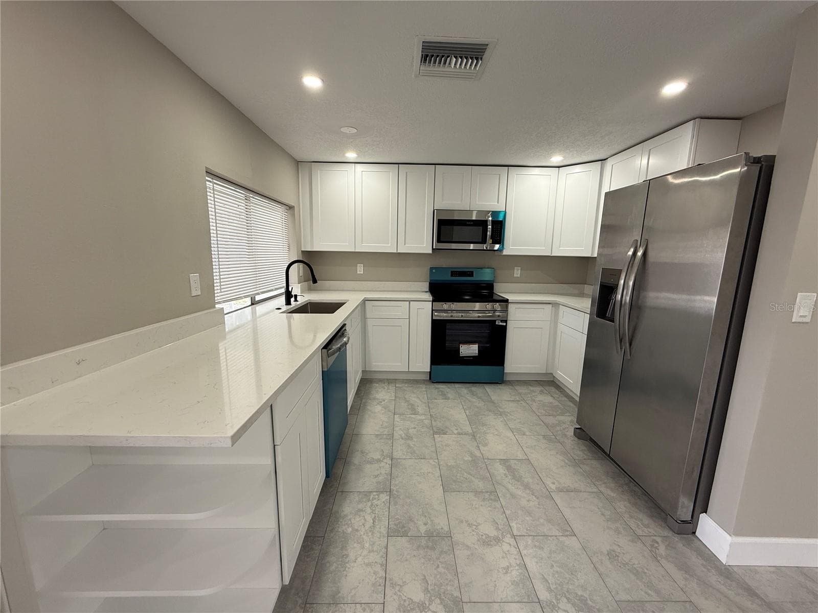 Single Family Residence at 3019 LLOYD DR, HOLIDAY, photo 8 of 16