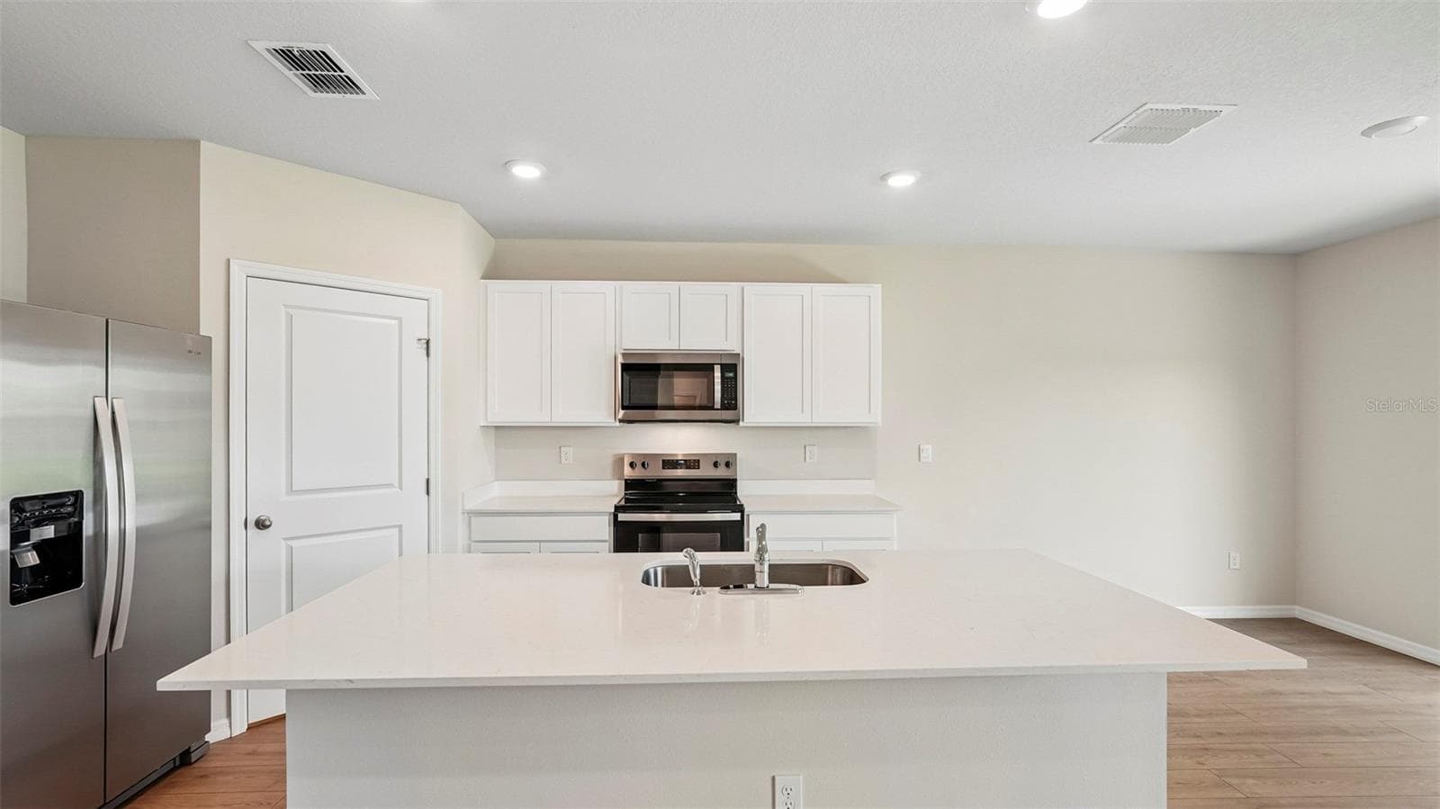 Single Family Residence at 5725 SILVER MOONLIGHT DR, PALMETTO, photo 4 of 51