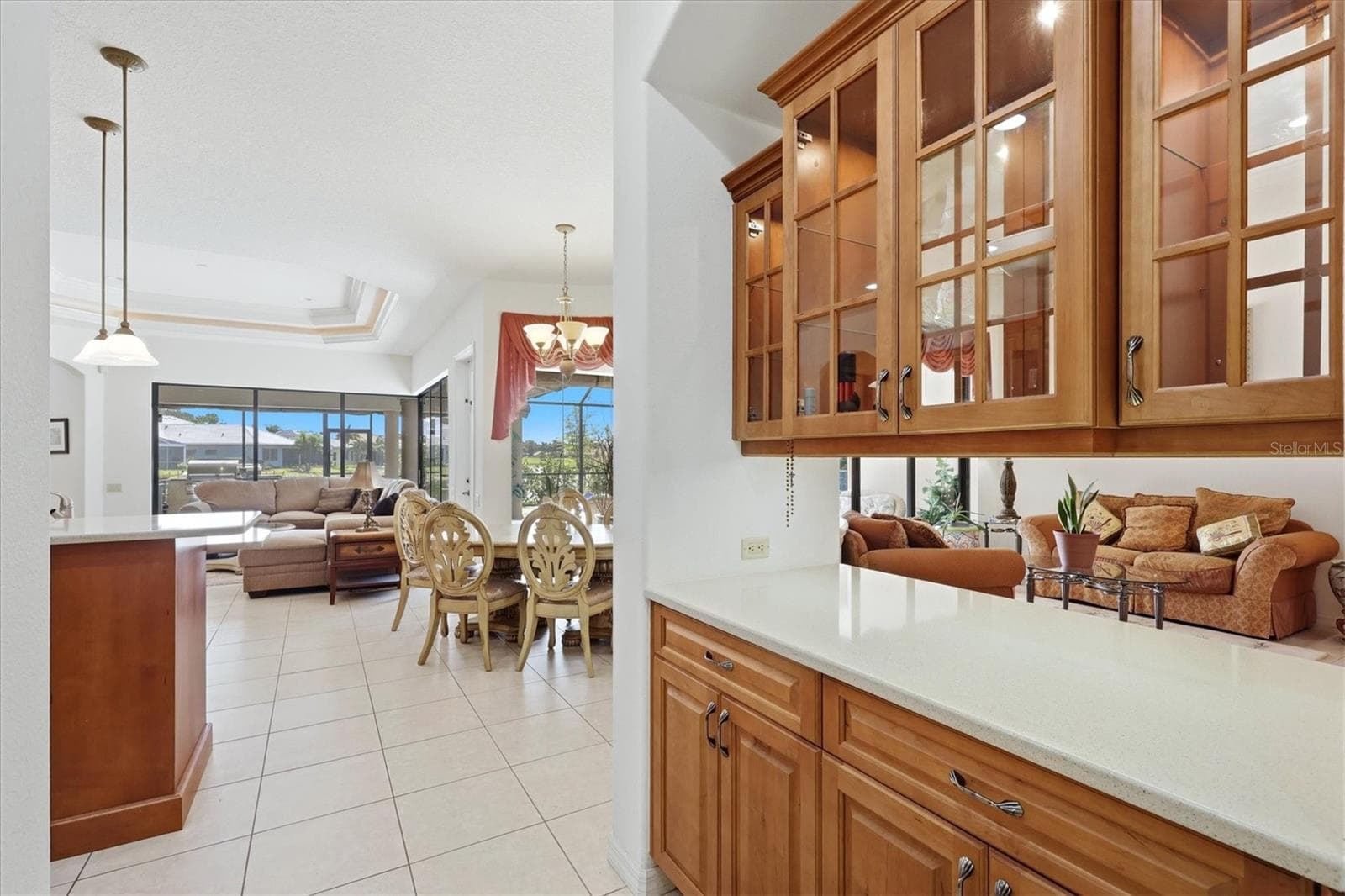 Butler Pantry with Service to Dining - 815 TROPEZ LN, VENICE