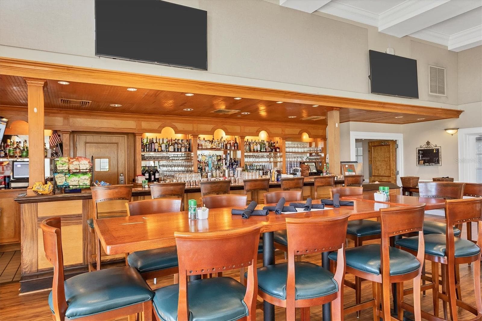 Bar - 815 TROPEZ LN, VENICE