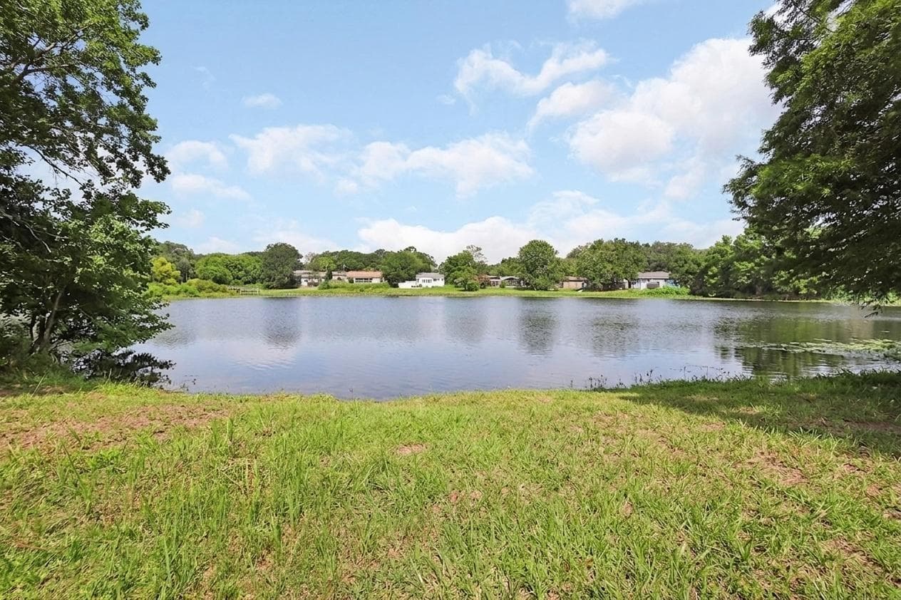 virtually decluttered by the lake - 50 BONITA RD, DEBARY