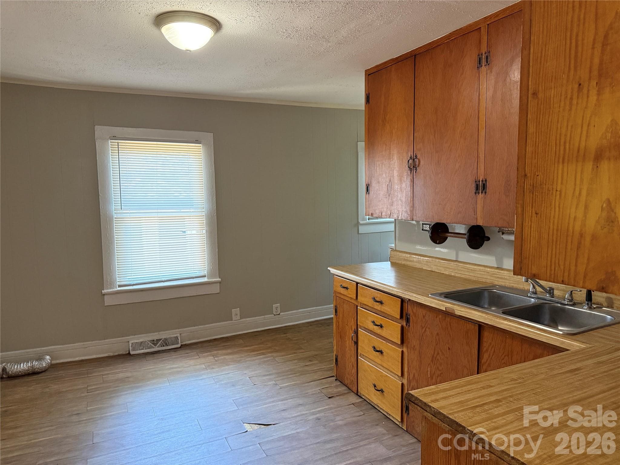 Single Family Residence at 514 S Avon Street, Gastonia, photo 7 of 13