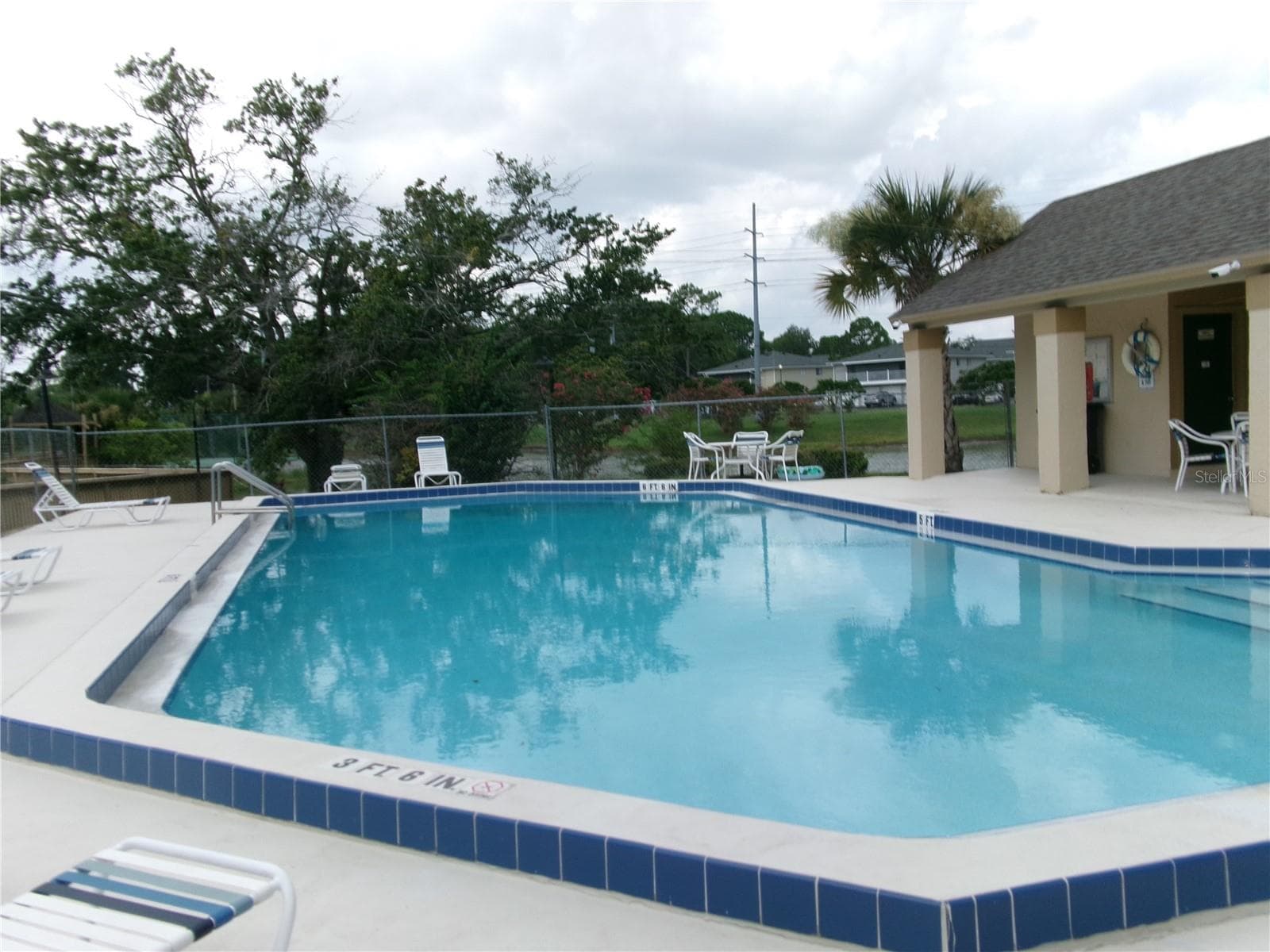 Community pool with restroom building - 4324 MIDDLEBROOK RD #4324, ORLANDO