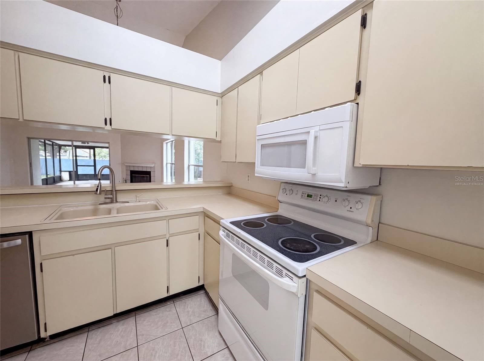 Virtually Staged - 8613 COTTONWAY LN, TAMPA