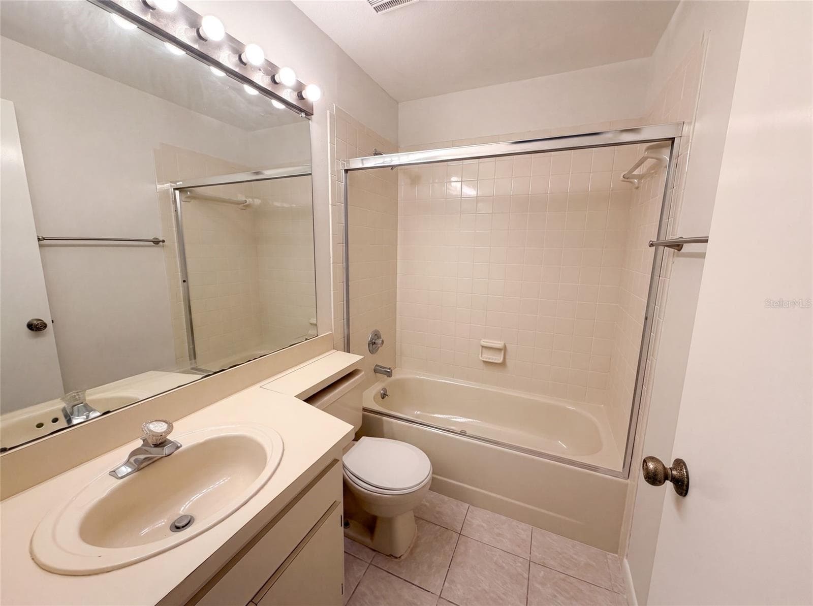 Single Family Residence at 8613 COTTONWAY LN, TAMPA, photo 11 of 17