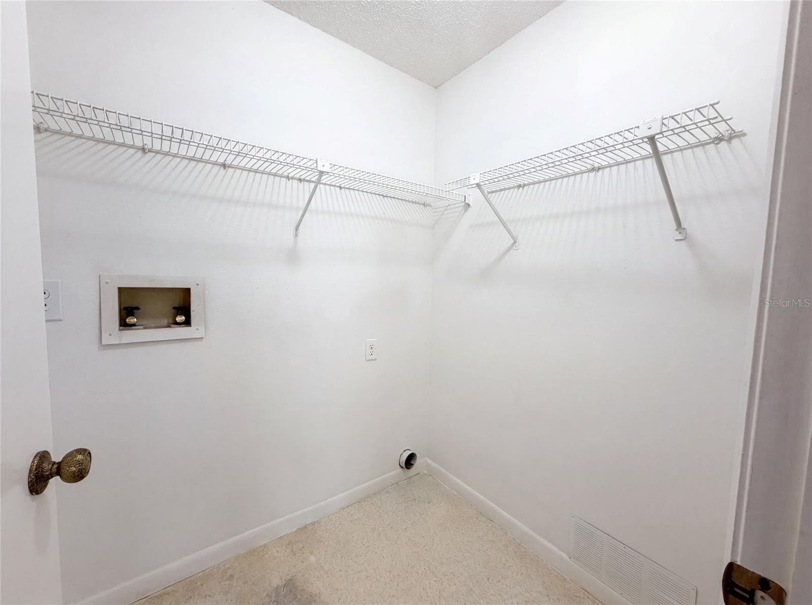 Single Family Residence at 8613 COTTONWAY LN, TAMPA, photo 13 of 17