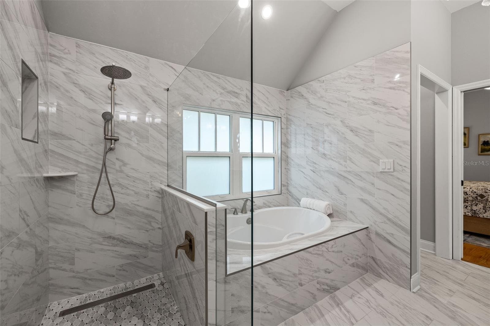 1st floor primary- ensuite bathroom - 3233 W PARKLAND BLVD, TAMPA