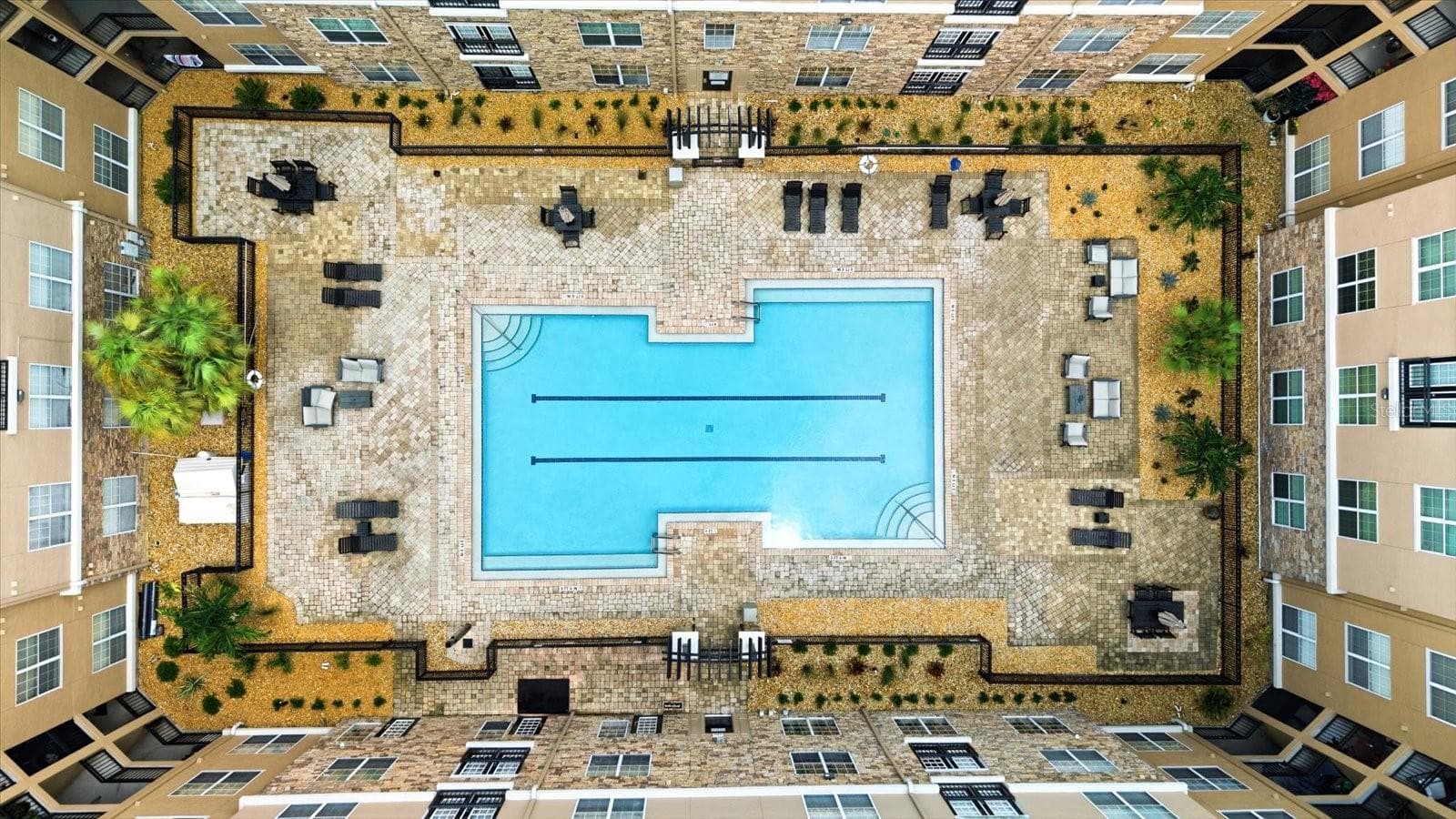 Aerial view of the pool and lounge areas - 4221 W SPRUCE ST #1419, TAMPA