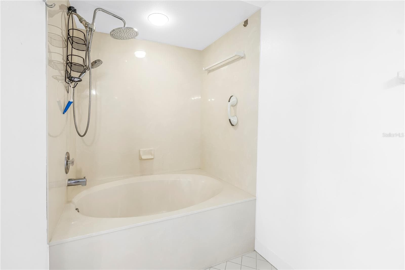 Primary Tub - 6001 BAHIA DEL MAR CIR #428, ST PETERSBURG