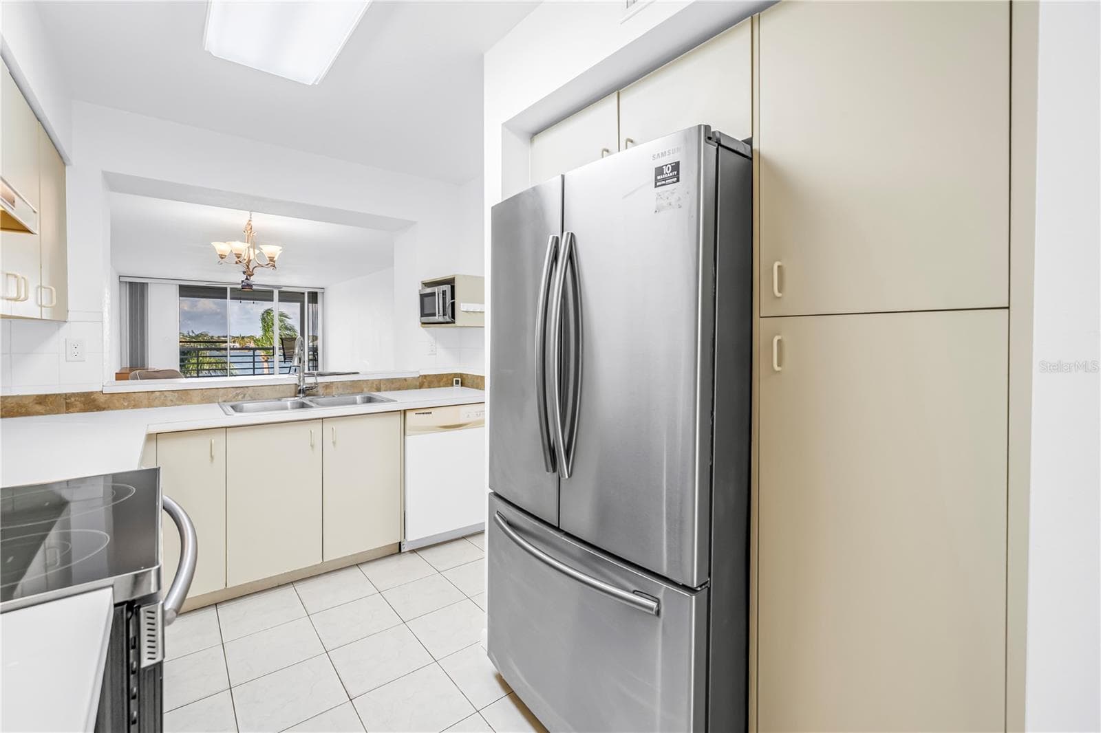 Kitchen appliances included : Refrigerator, Range, Dishwasher & Microwave - 6001 BAHIA DEL MAR CIR #428, ST PETERSBURG