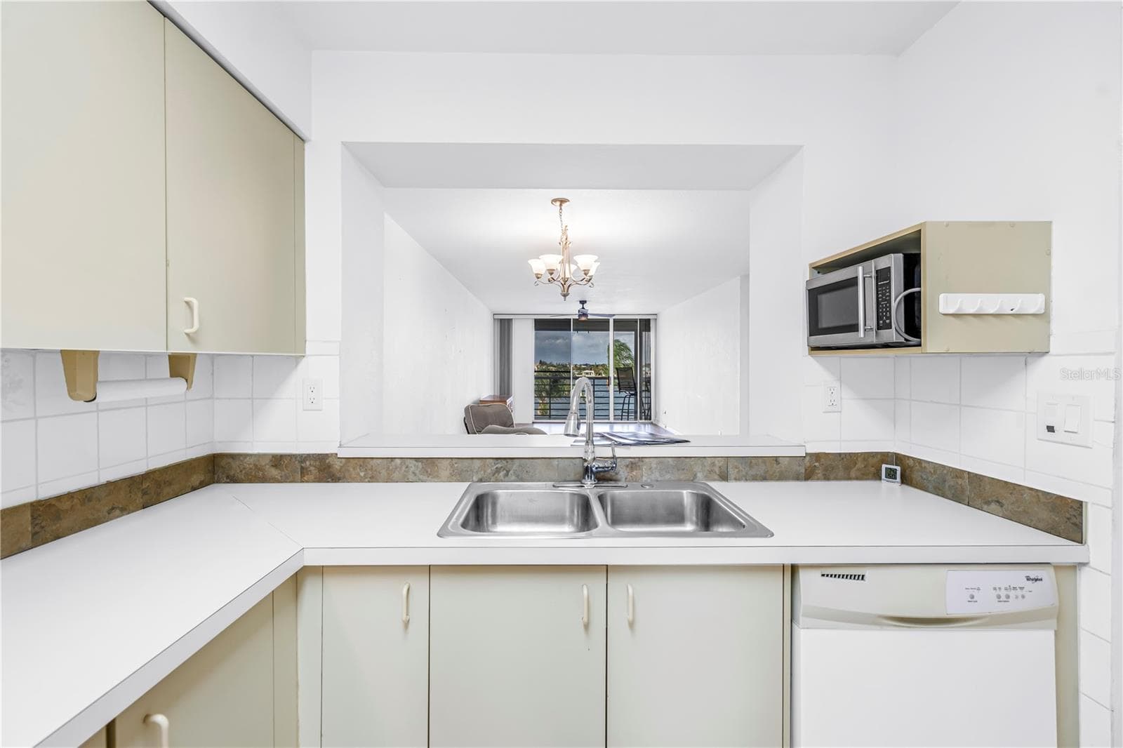 Kitchen Pass through to Dining area - 6001 BAHIA DEL MAR CIR #428, ST PETERSBURG