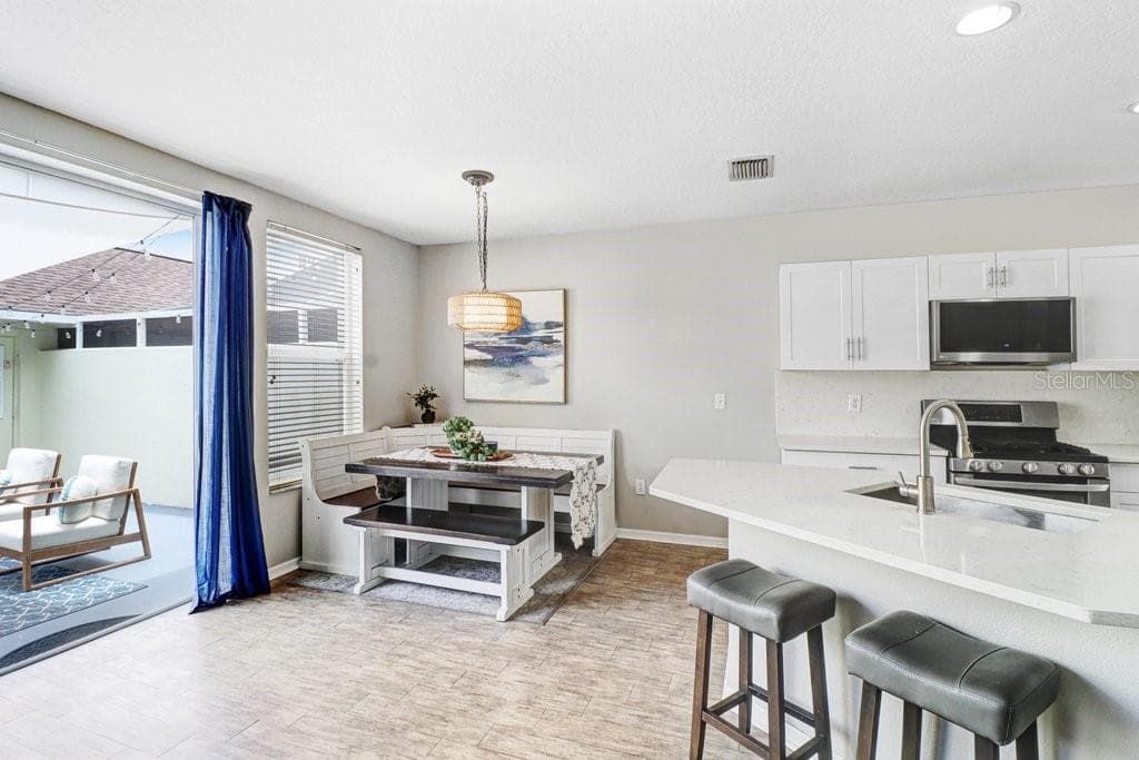 Townhouse at 9915 NEW PARKE RD, TAMPA, photo 11 of 46