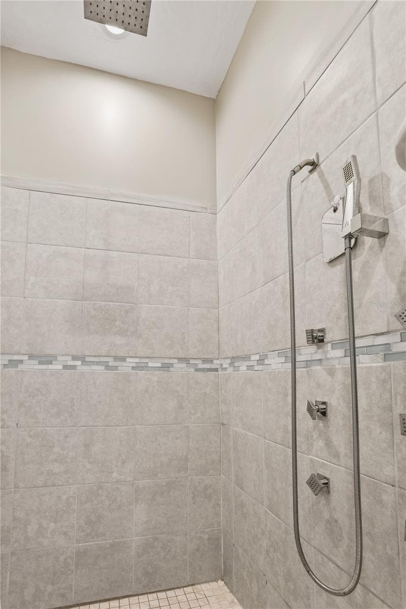 Multi-head shower in Primary Bathroom - 306 CALENDAR ST, PORT CHARLOTTE
