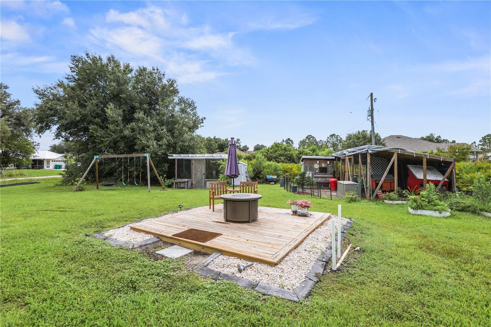 Private backyard with chicken coop & garden - 306 CALENDAR ST, PORT CHARLOTTE