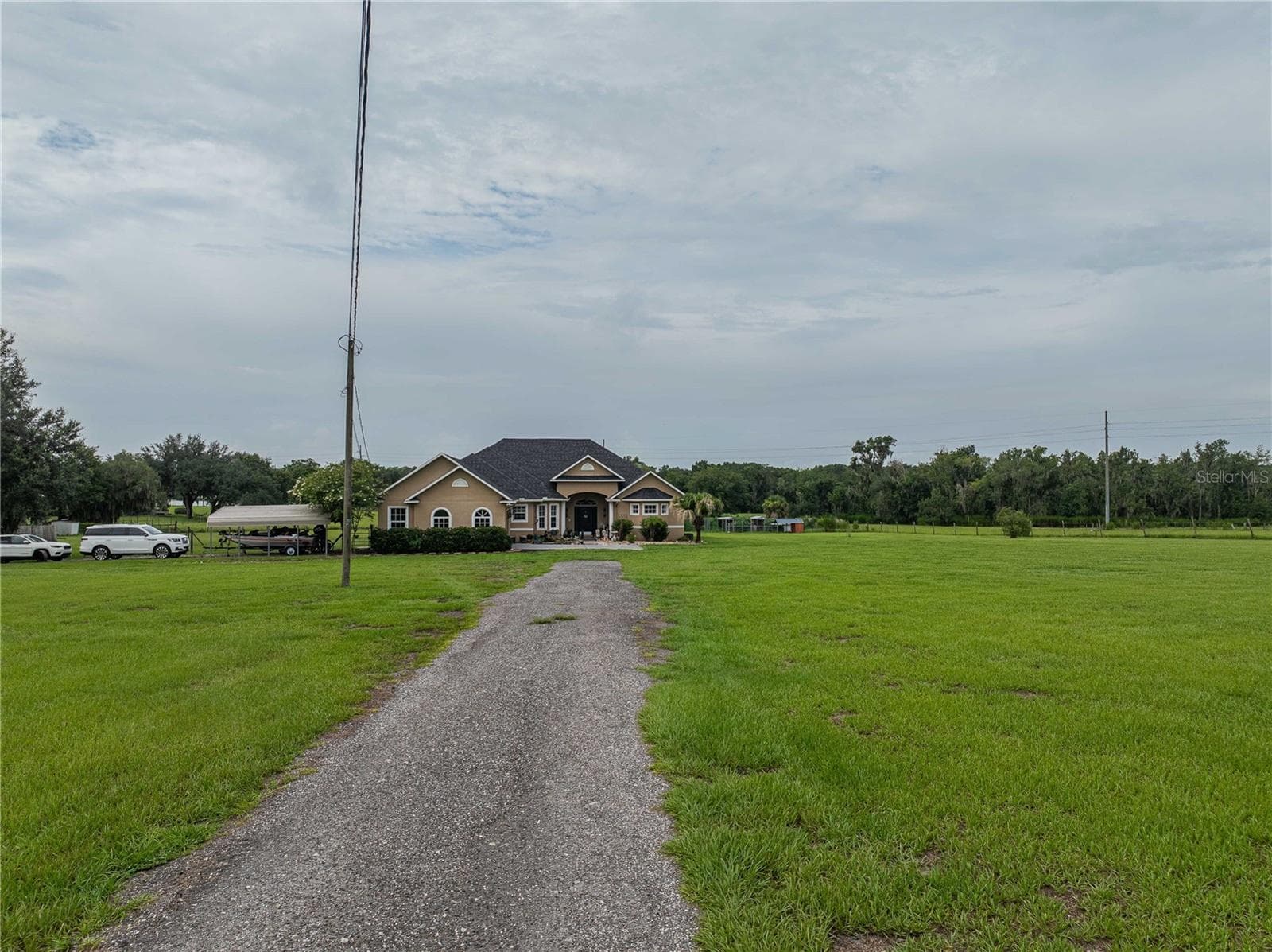 Long private drive to home - 4280 TURNER RD, MULBERRY