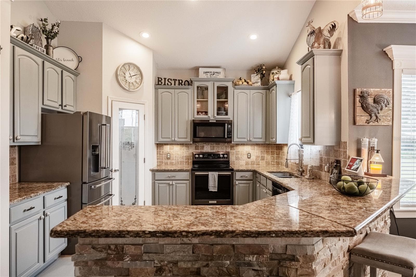 Cozy up to the breakfast bar - 4280 TURNER RD, MULBERRY