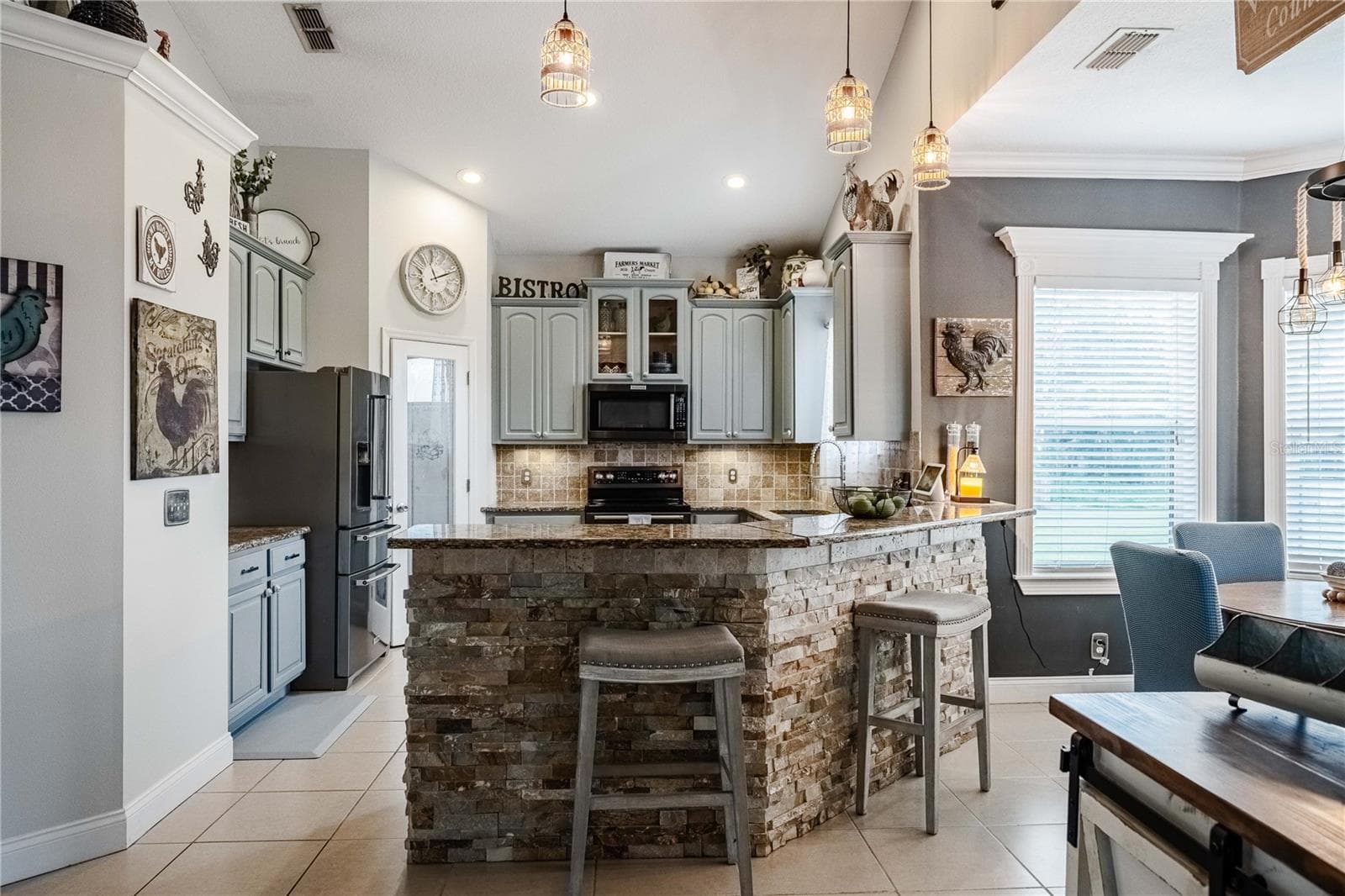 Breakfast bar with stone accents - 4280 TURNER RD, MULBERRY