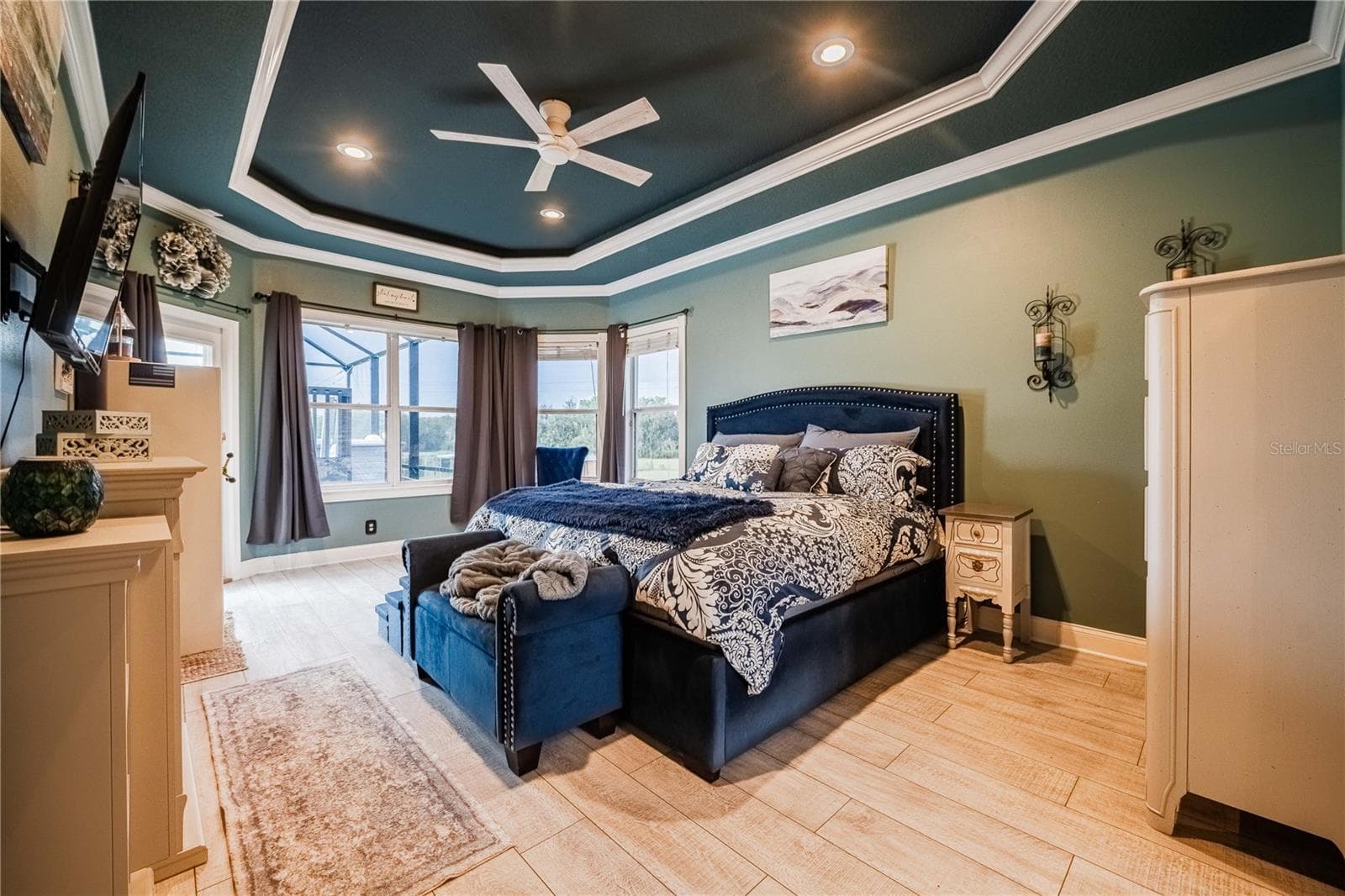 Primary bedroom with access to screened lanai and a sweeping view of the backyard - 4280 TURNER RD, MULBERRY