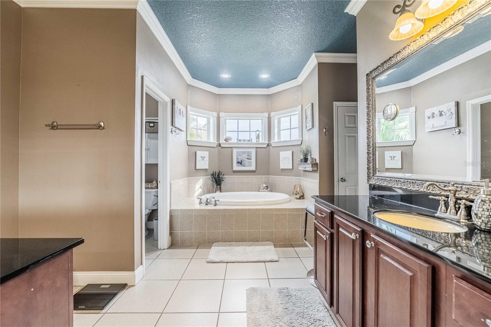 Primary bathroom with large soaking Jacuzzi tub - 4280 TURNER RD, MULBERRY