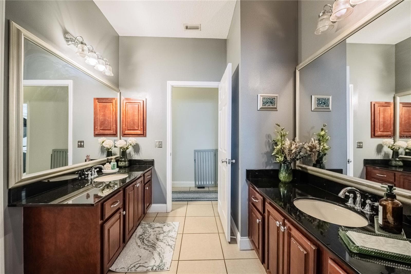 2nd bath with 2 vanities and direct access to the 2nd bedroom - 4280 TURNER RD, MULBERRY