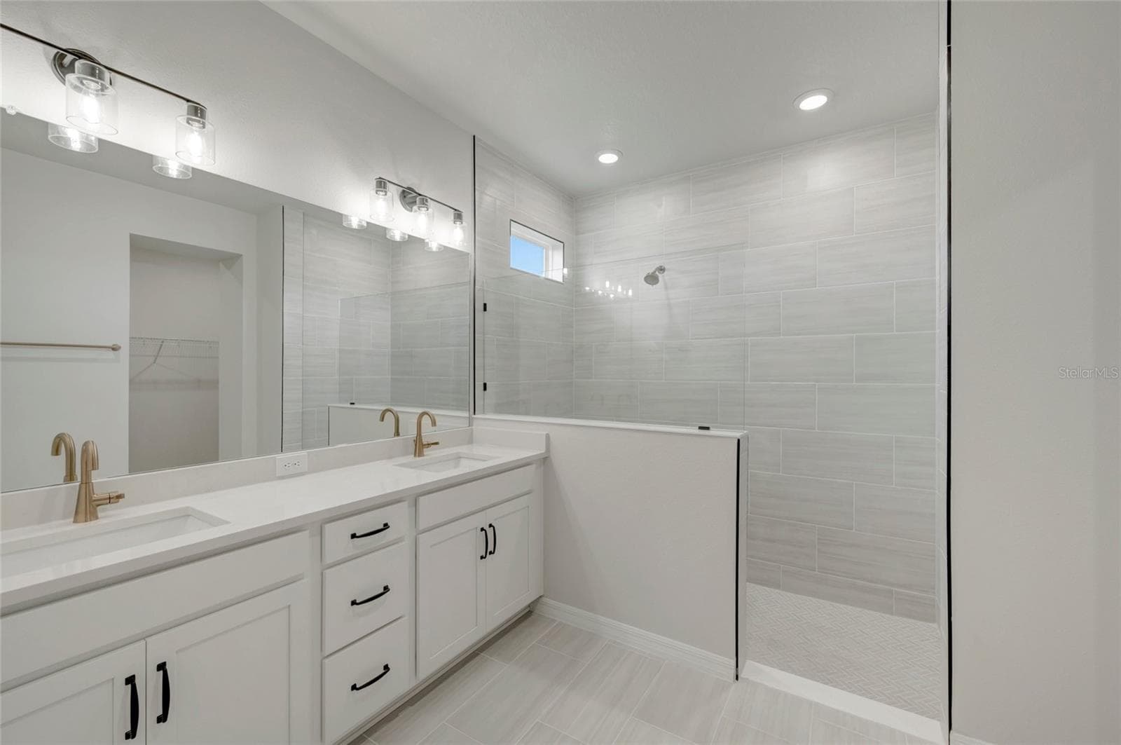 Owner's Bath - 614 KINGSWOOD CT, BRADENTON