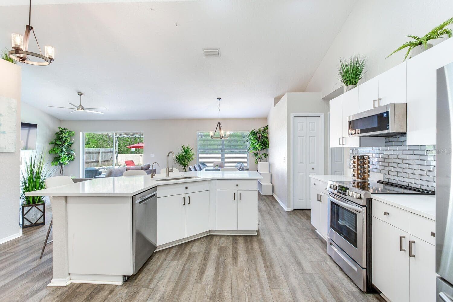 Single Family Residence at 1126 VINETREE DR, BRANDON, photo 2 of 20