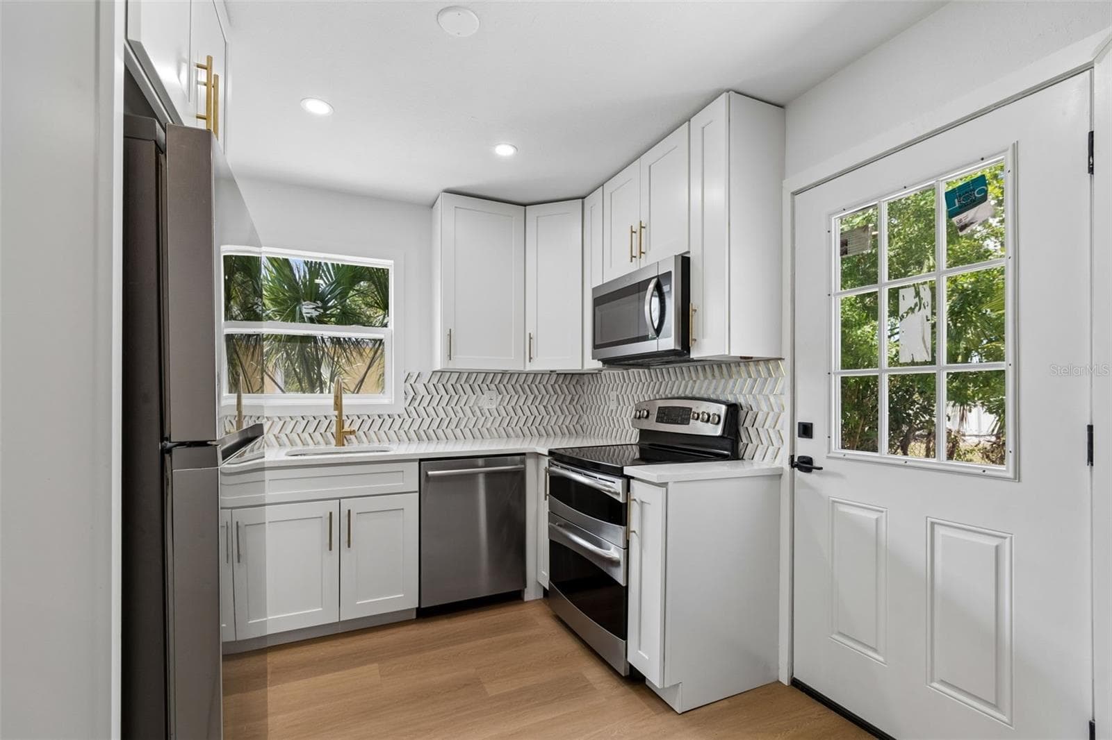 Single Family Residence at 517 HAMPTON AVE NE, ST PETERSBURG, photo 2 of 33