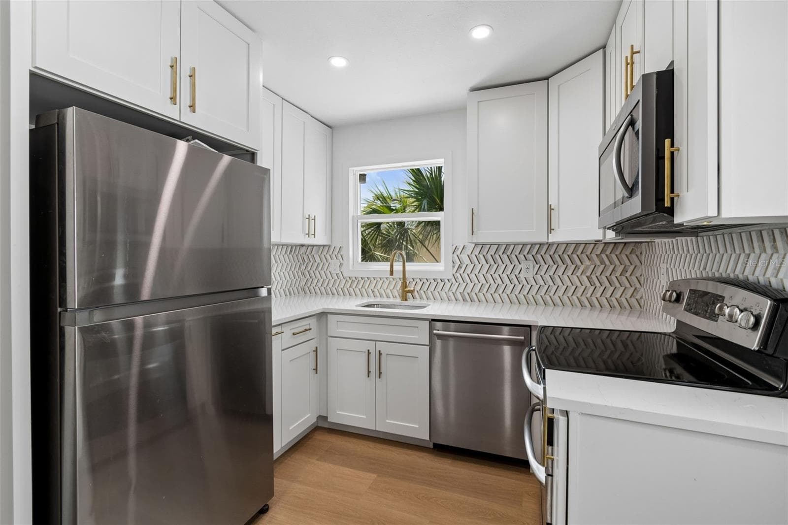 Single Family Residence at 517 HAMPTON AVE NE, ST PETERSBURG, photo 3 of 33