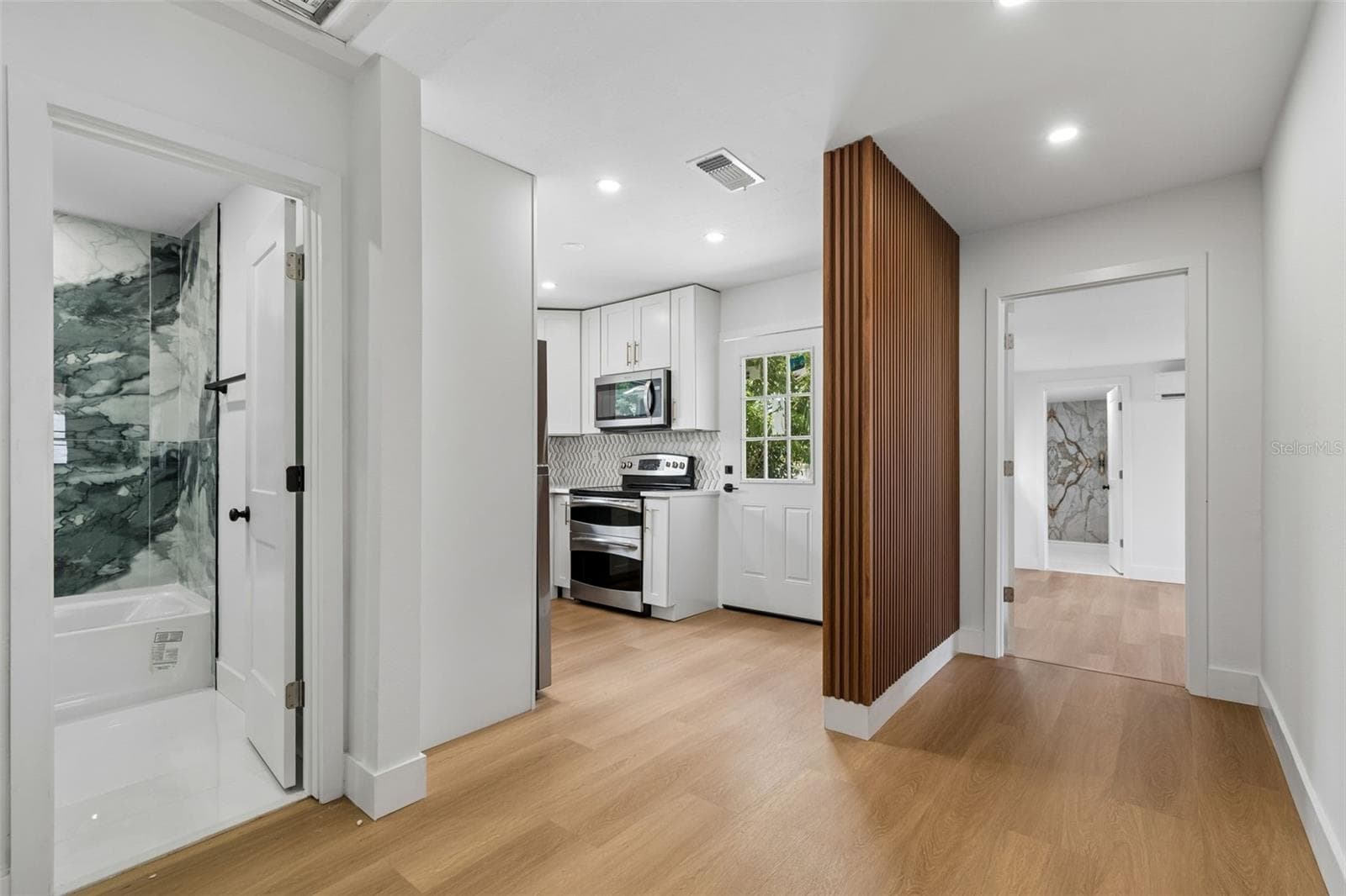 Single Family Residence at 517 HAMPTON AVE NE, ST PETERSBURG, photo 5 of 33