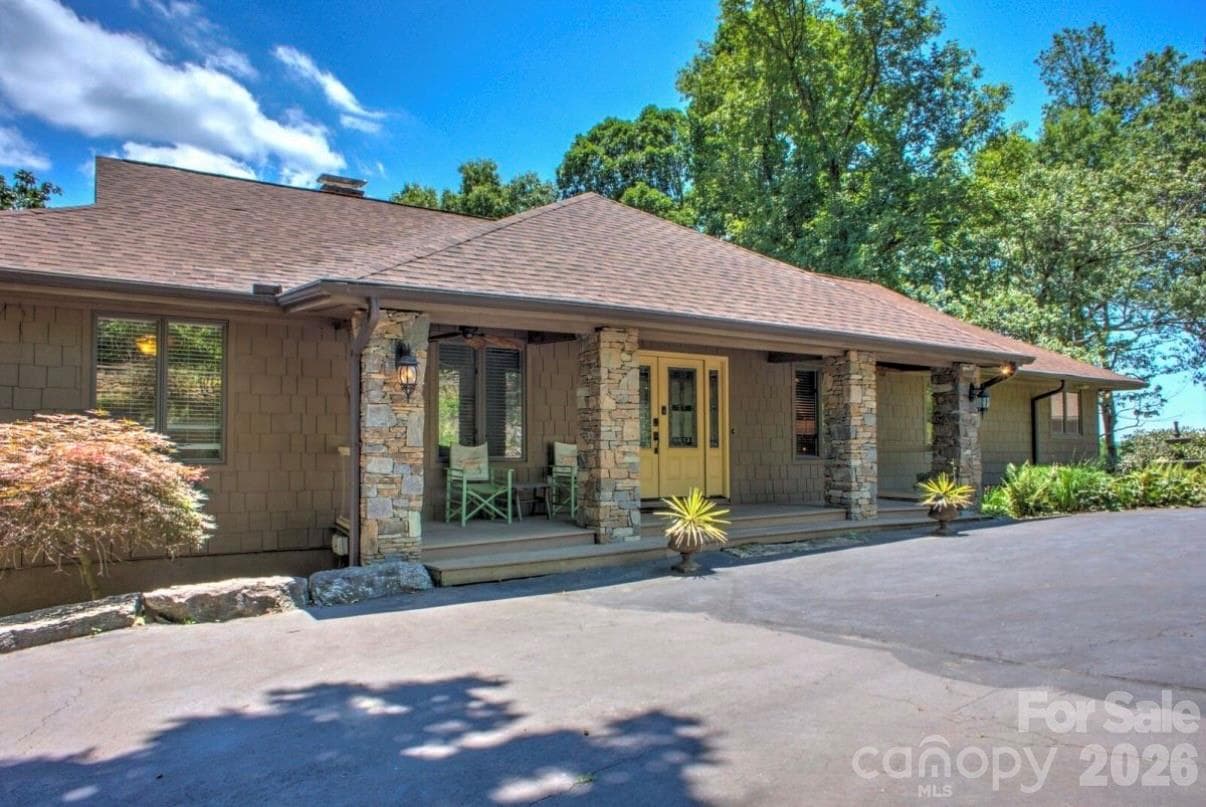 Single Family Residence at 300 Roberts Drive, Hendersonville, photo 3 of 48