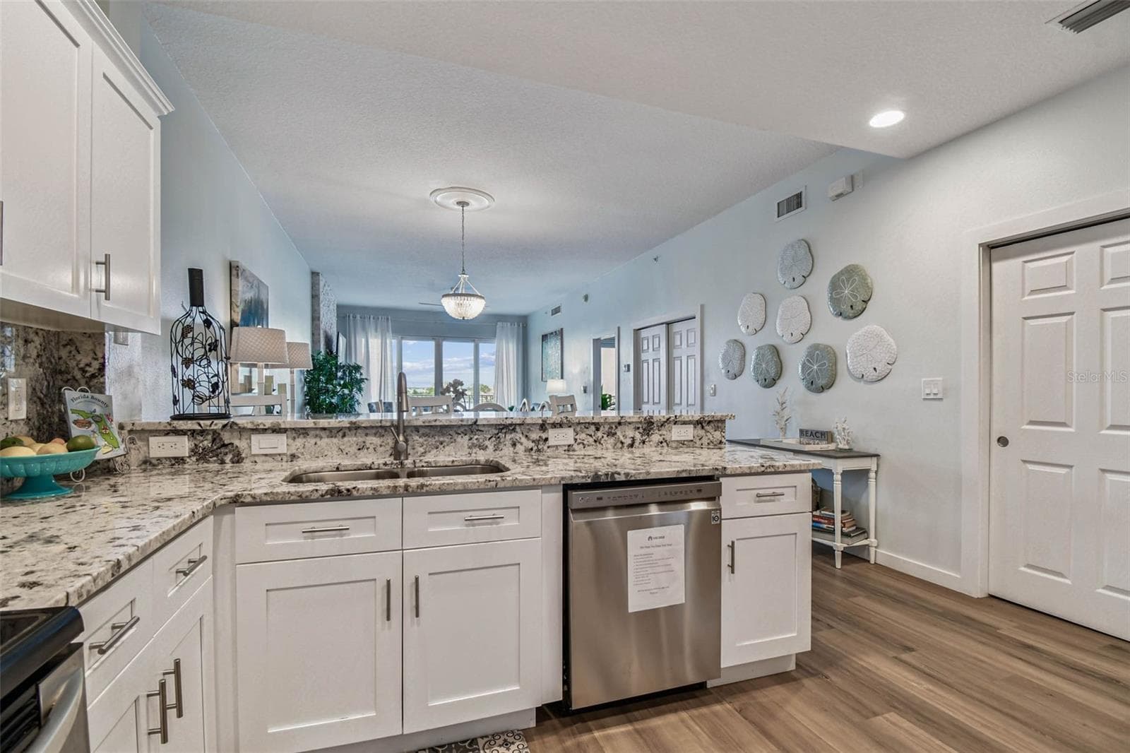 Beautiful granite countertops and backsplash - 530 S GULFVIEW BLVD #304, CLEARWATER BEACH