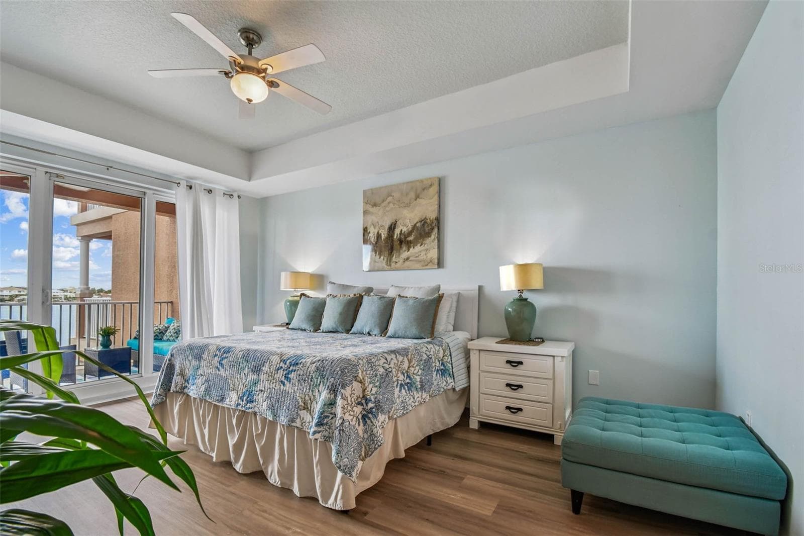 King sized bed ensures comfortable night time rest - 530 S GULFVIEW BLVD #304, CLEARWATER BEACH