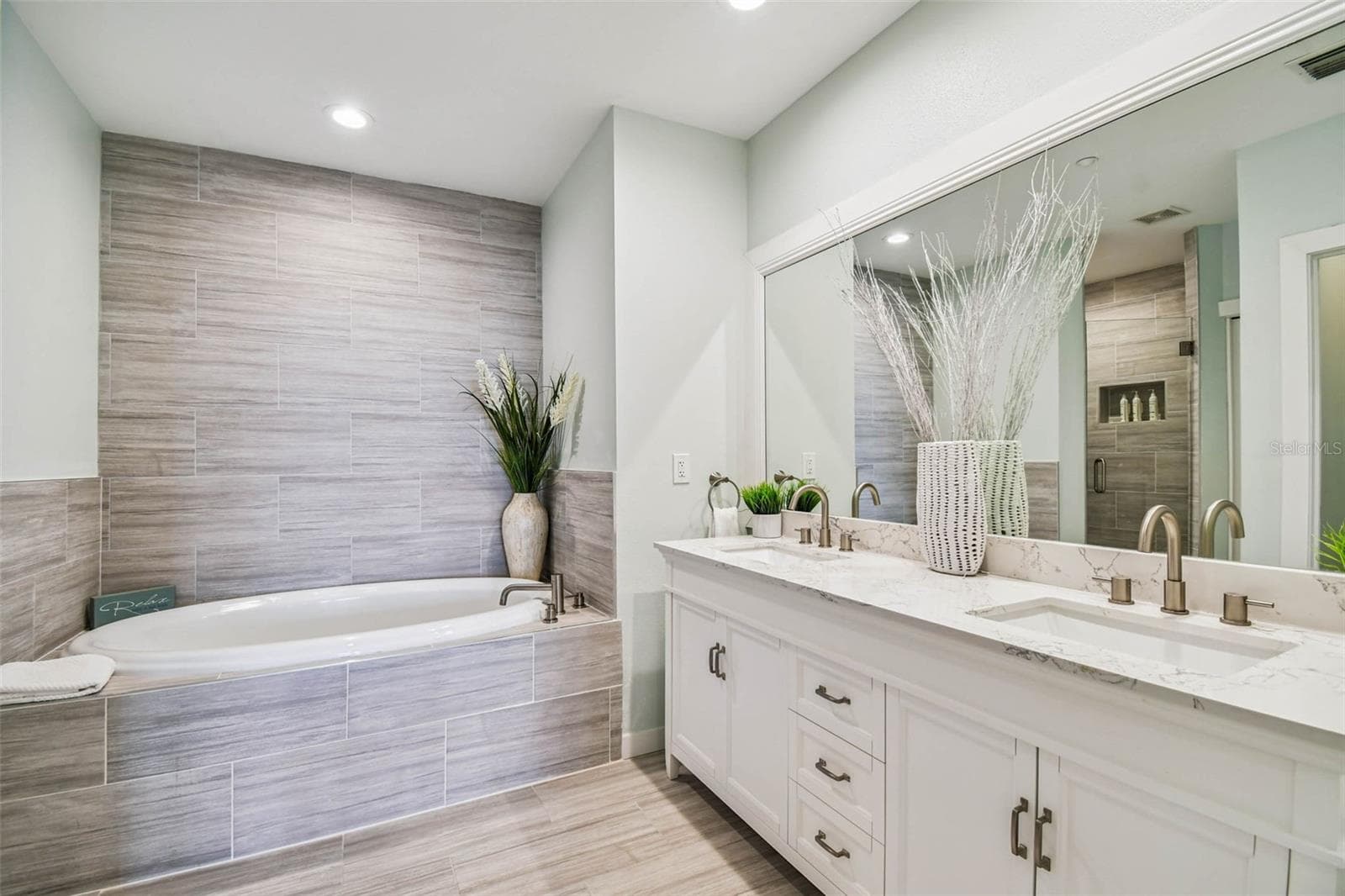 Luxurious renovated ensuite including soaking tub - 530 S GULFVIEW BLVD #304, CLEARWATER BEACH