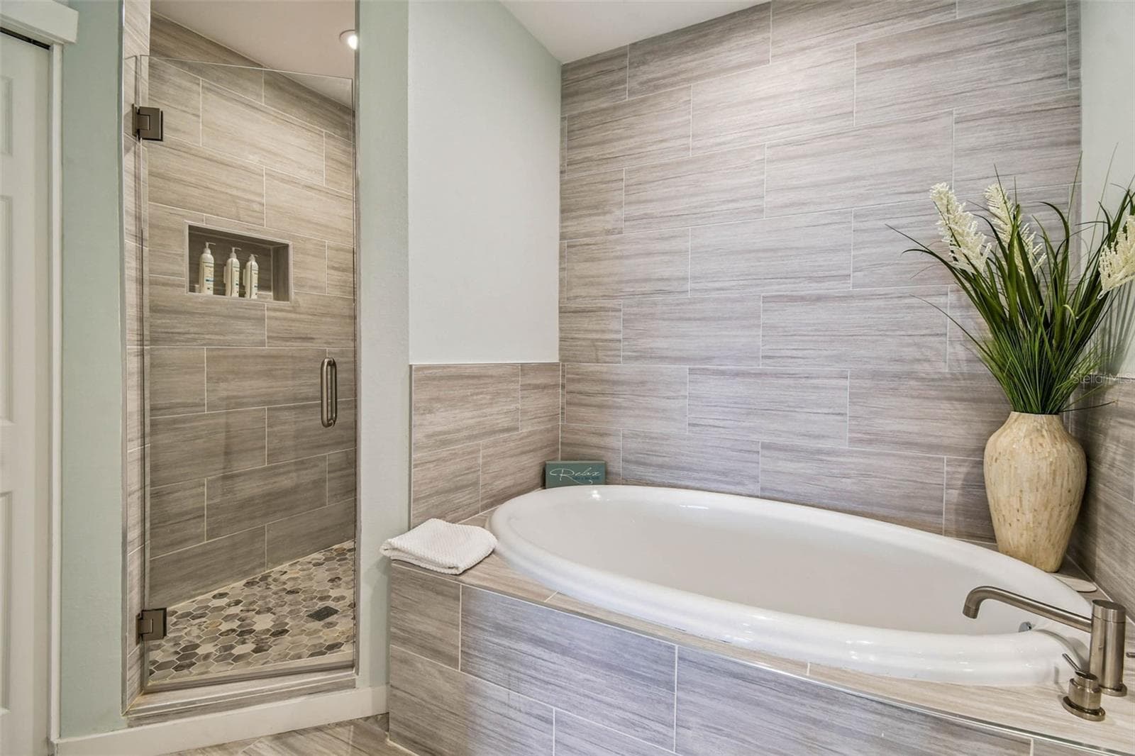 Condominium at 530 S GULFVIEW BLVD #304, CLEARWATER BEACH, photo 19 of 42
