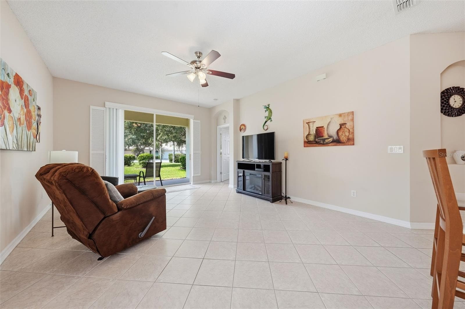 Open concept living area with view to the spacious backyard - 9076 SAINT ANDREWS WAY, MOUNT DORA