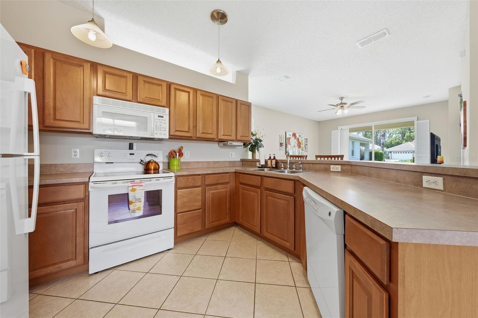 Ample storage and counter top space - 9076 SAINT ANDREWS WAY, MOUNT DORA
