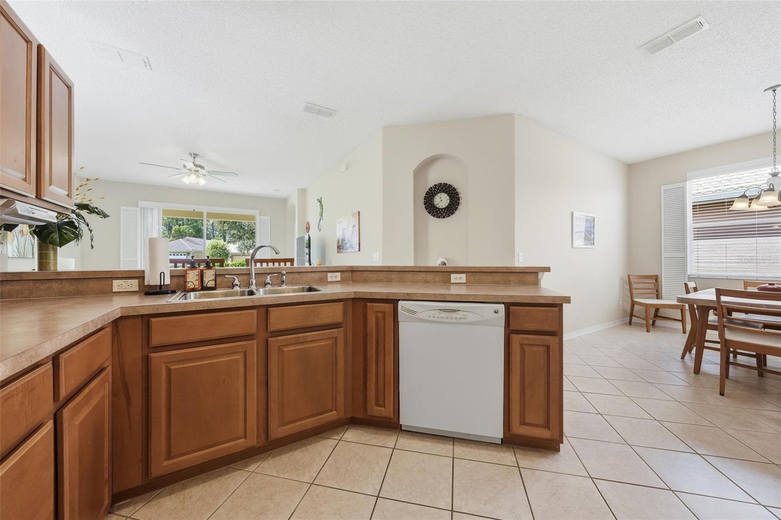 Entertain with ease with this open concept - 9076 SAINT ANDREWS WAY, MOUNT DORA