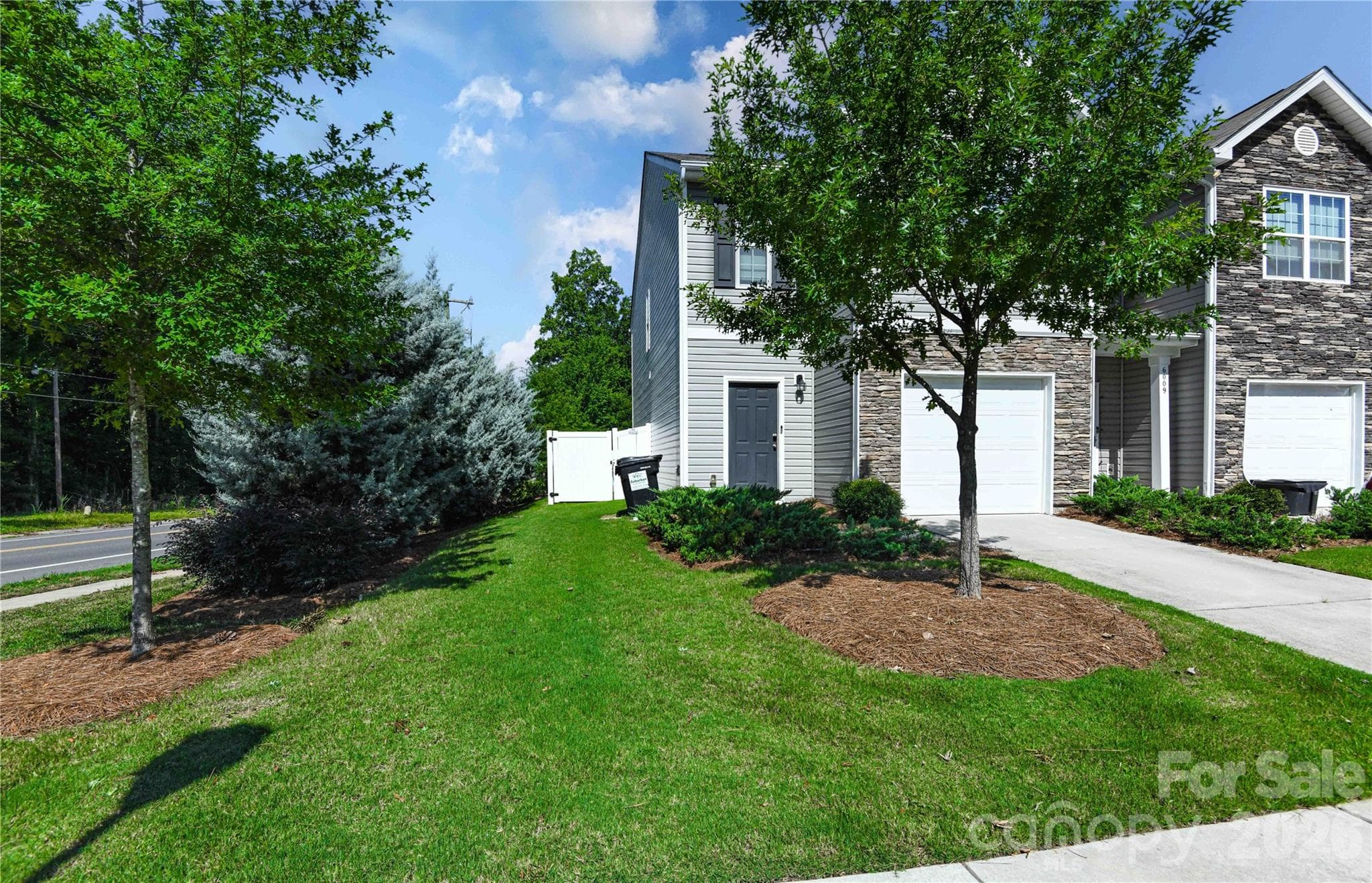 Townhouse at 6005 Guildford Hill Lane, Charlotte, photo 2 of 25