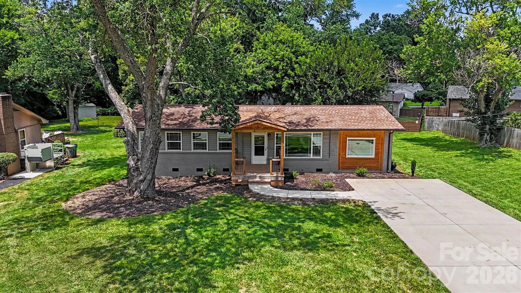 Single Family Residence at 4219 Tipperary Place, Charlotte, photo 2 of 35