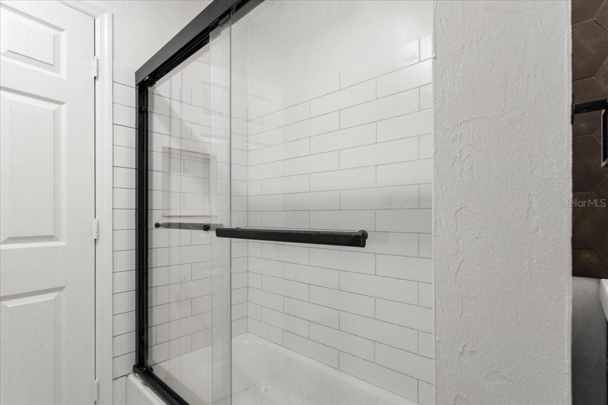 Guest bath - 5309 NE 60TH AVE, HIGH SPRINGS