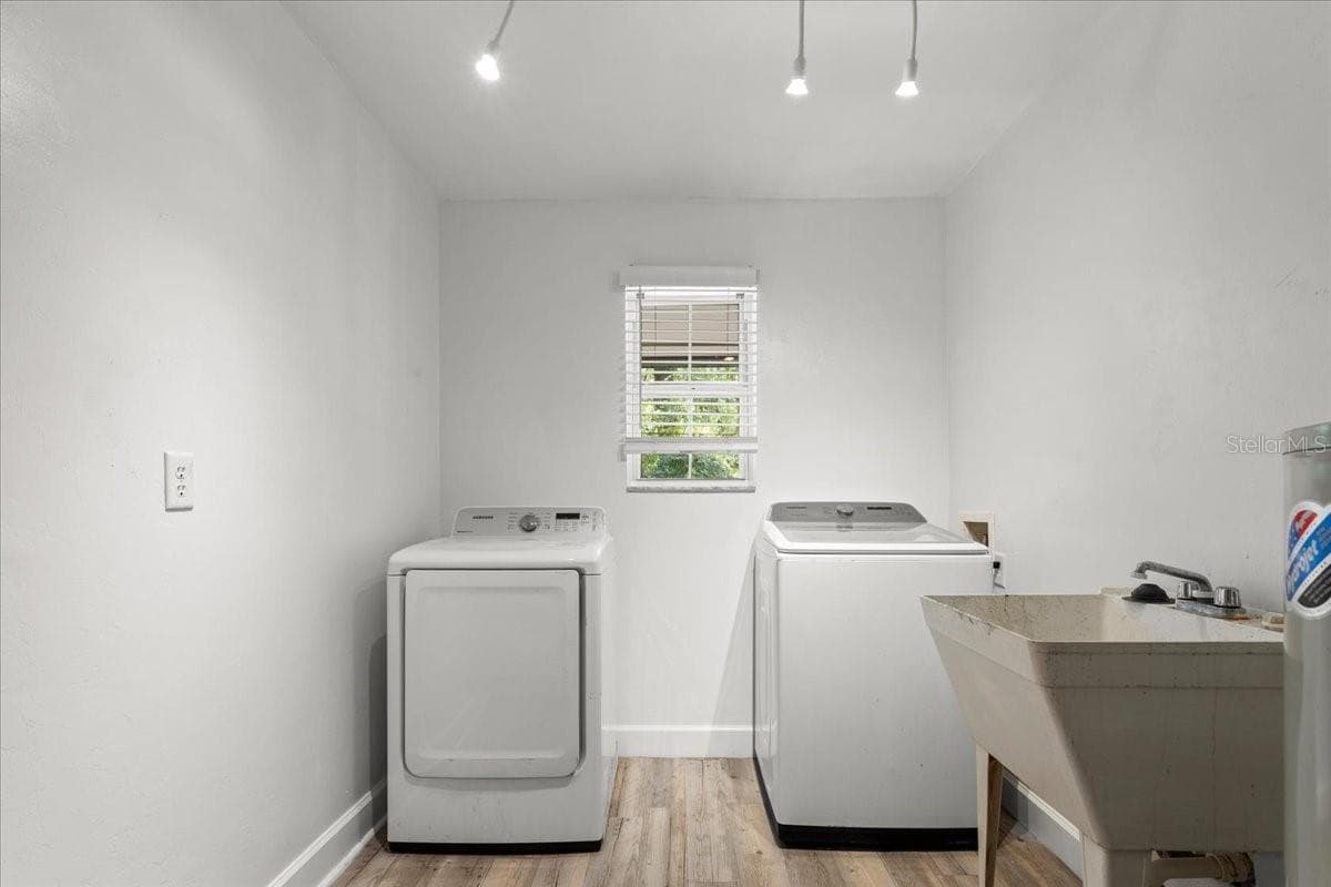 Laundry room - 5309 NE 60TH AVE, HIGH SPRINGS