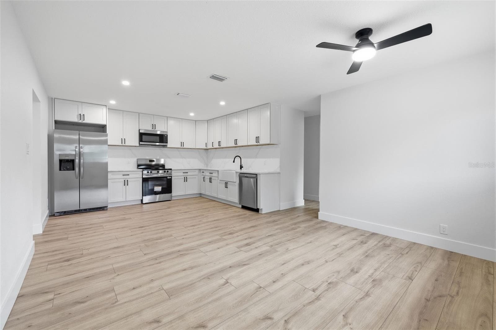 Single Family Residence at 4409 W WYOMING AVE, TAMPA, photo 3 of 28