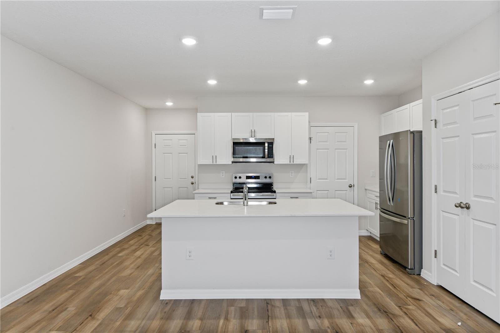 Single Family Residence at 9868 PELICAN COAST DR, DADE CITY, photo 8 of 23