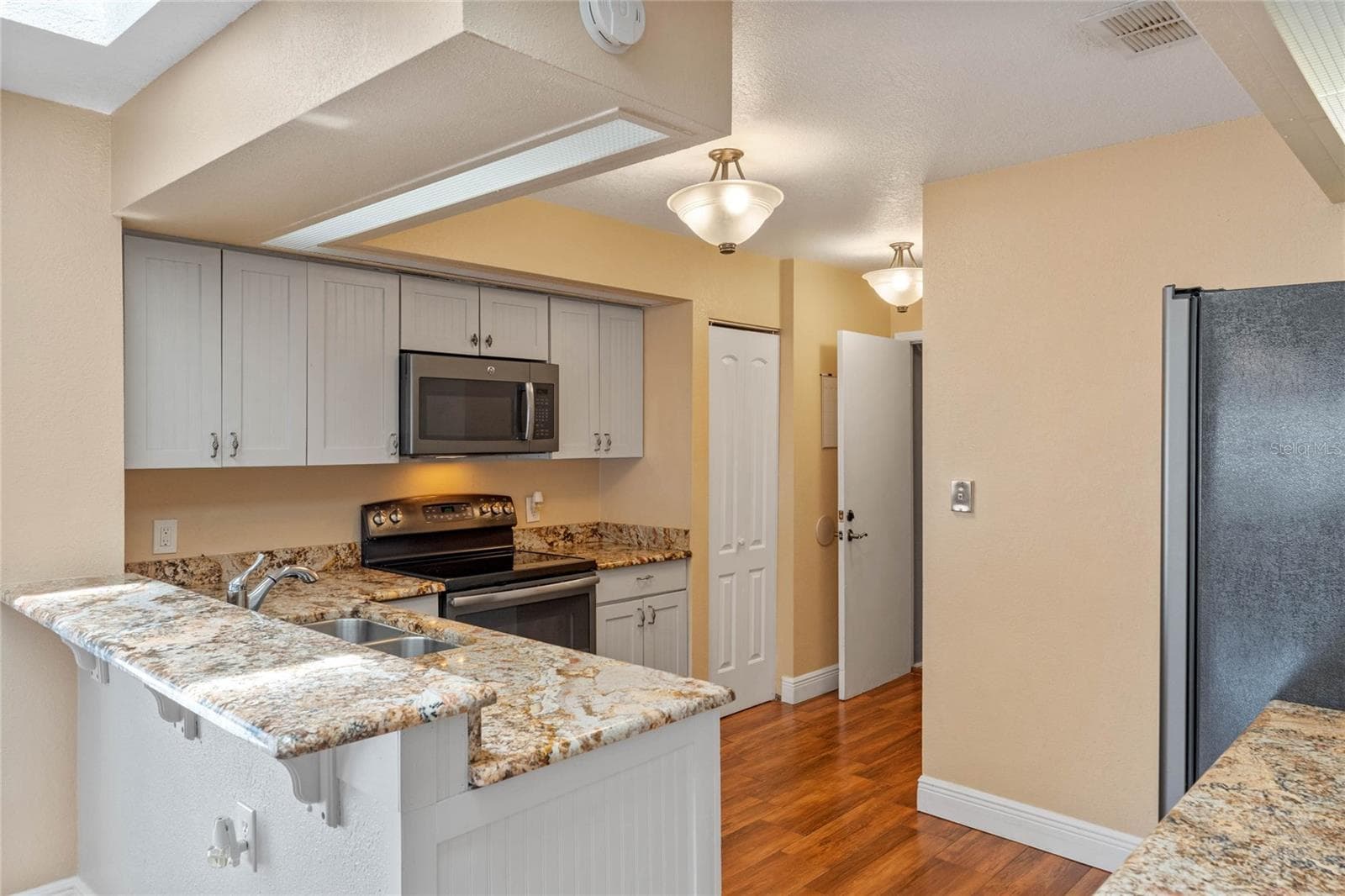 Single Family Residence at 521 LAKESHORE CIR, LAKE MARY, photo 9 of 23