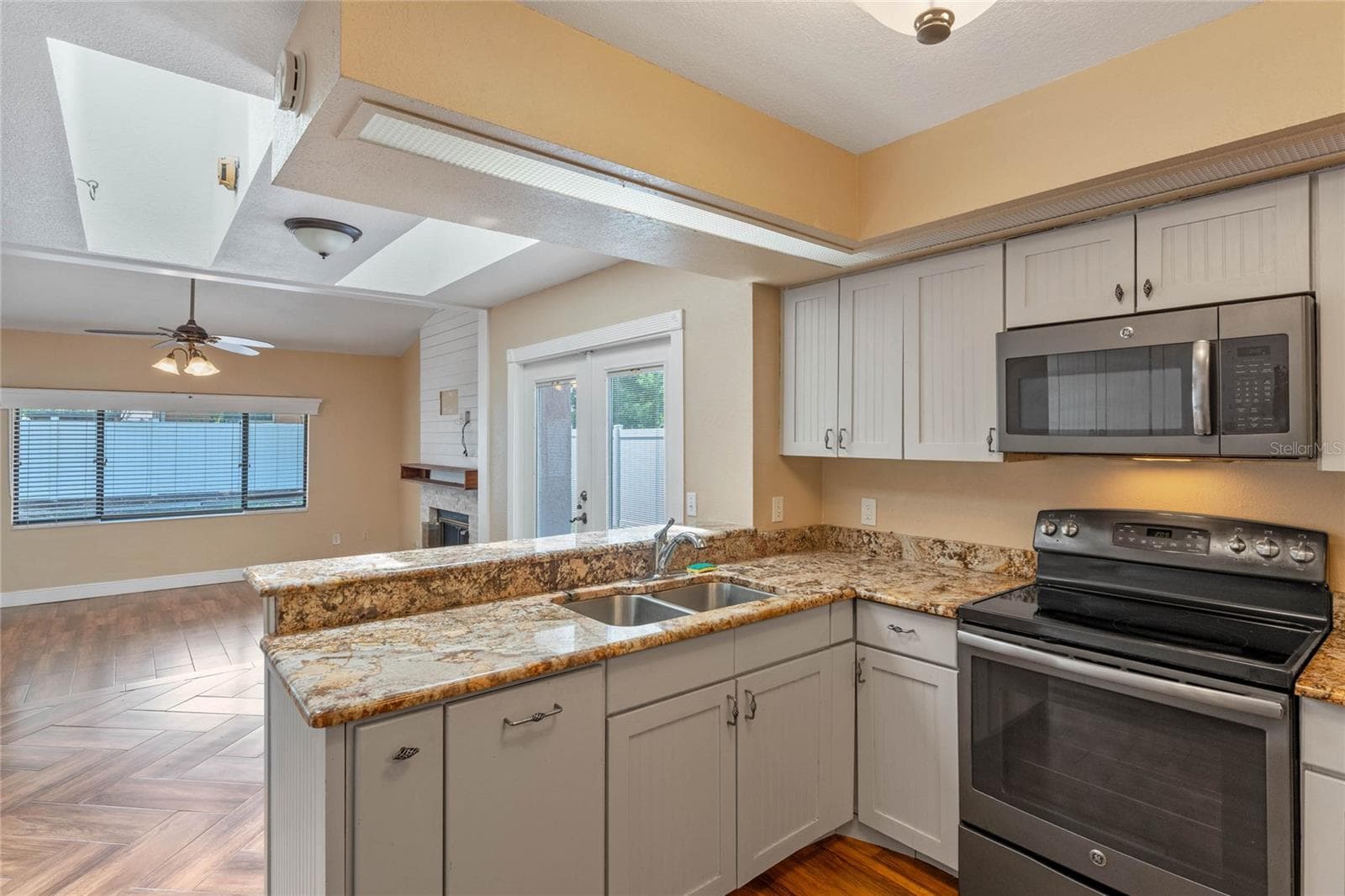 Single Family Residence at 521 LAKESHORE CIR, LAKE MARY, photo 10 of 23